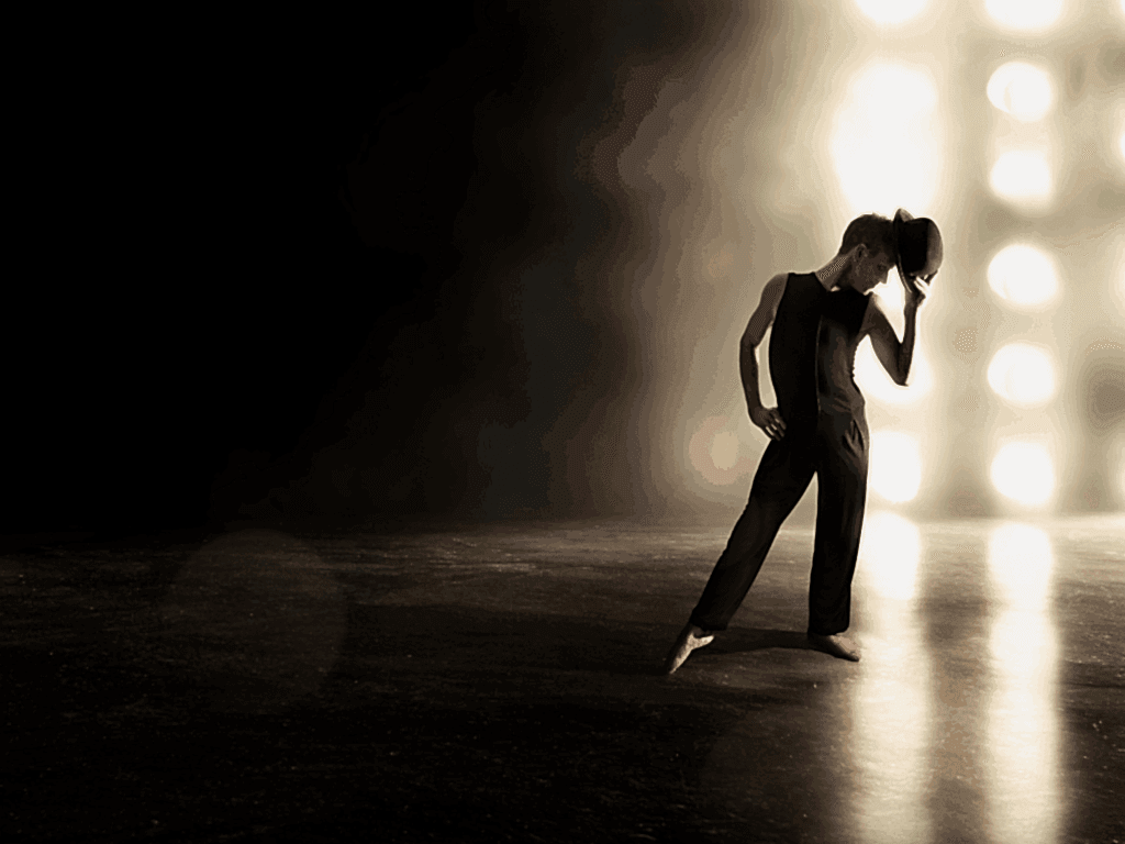 Un homme seul sur la scène durant une danse de cabaret