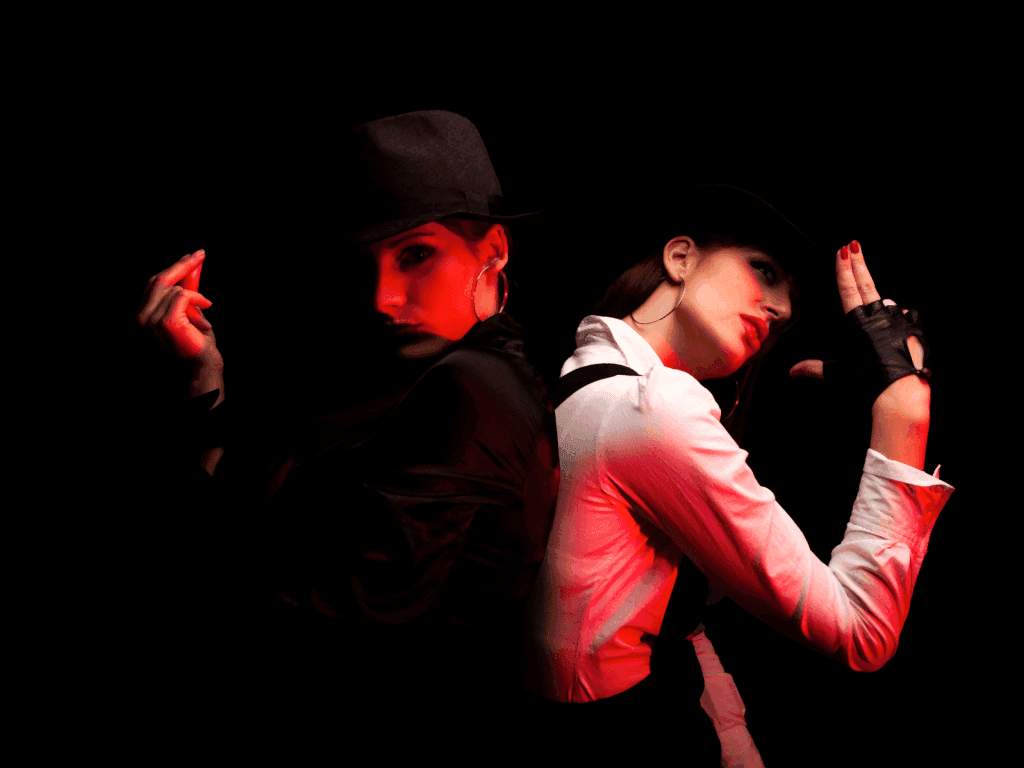 Couple de femme durant une chorée de danse de cabaret