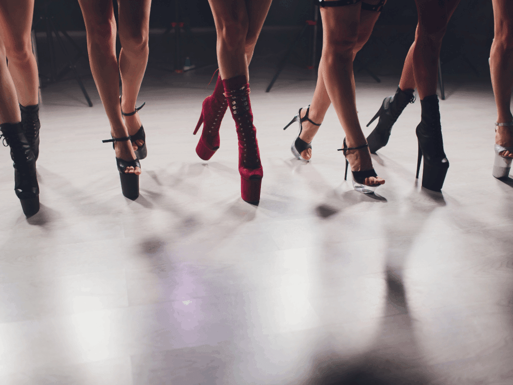 Femmes en talons hauts, en cours de heels dance adultes